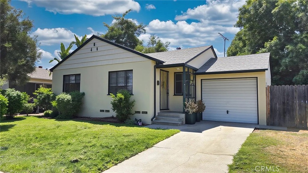 Welcome to a charming Encino Park home on a beautiful tree-lined street, steps from shops, restaurants, Trader Joe’s, and the post office, with quick yet quiet access to the 101. Inside, hardwood floors run through the bedrooms and living areas, and the kitchen features classic Spanish tile. The garage has been converted into a flexible bonus room you can use as a studio, den, or home office. Outside, enjoy an extra-large, private, fully enclosed backyard plus an enclosed side yard for added storage—great for bikes, tools, or gear. Top Encino grade schools are within one to two blocks.
Move-in ready and easy to love. Good credit required. Furnishings shown in virtually-staged photos are not included.