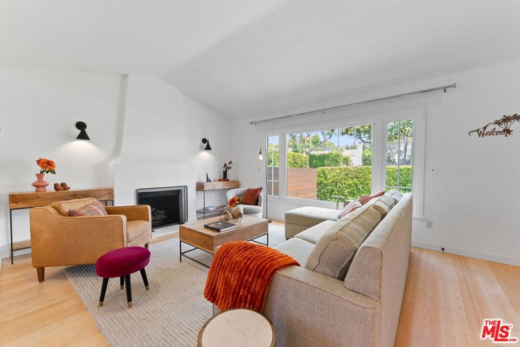 Photo of 8814 Rosewood Avenue, Los Angeles, CA 90048 (MLS # 26828407)