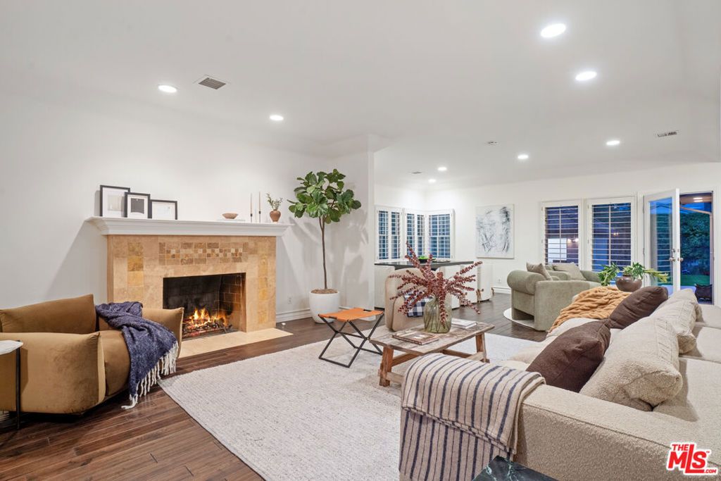 Photo of 1149 S Carmelina Avenue, Los Angeles, CA 90049 (MLS # 25600965)