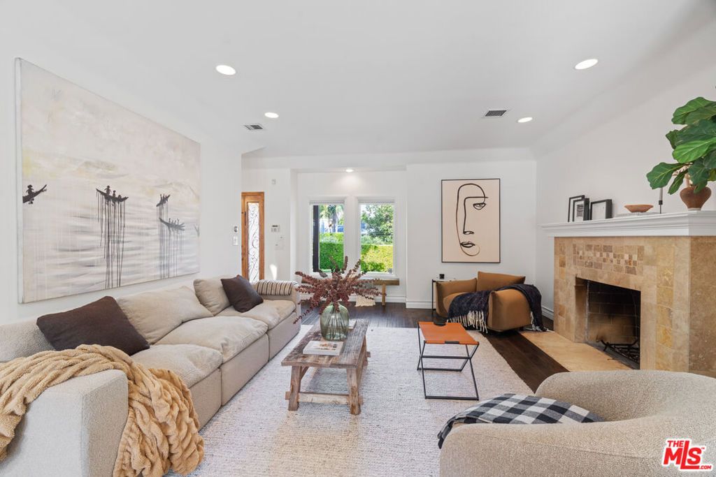 Photo of 1149 S Carmelina Avenue, Los Angeles, CA 90049 (MLS # 25600965)