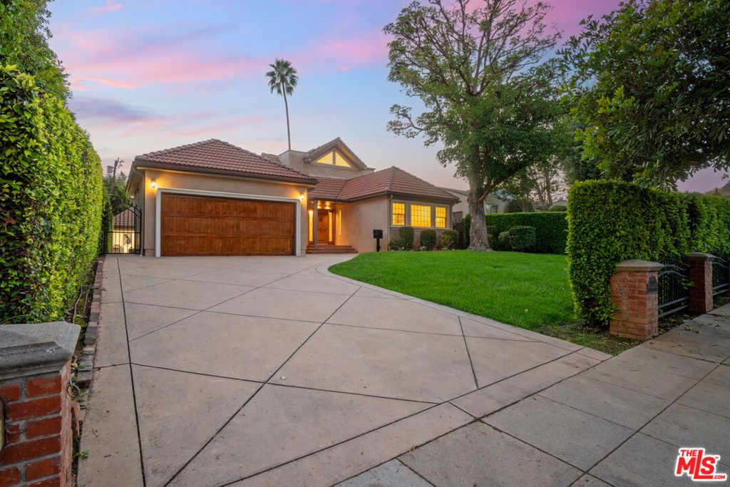 Photo of 1149 S Carmelina Avenue, Los Angeles, CA 90049 (MLS # 25600965)