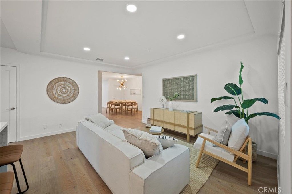 Photo of 14328 Emelita Street, Sherman Oaks, CA 91401 (MLS # SR25232228)
