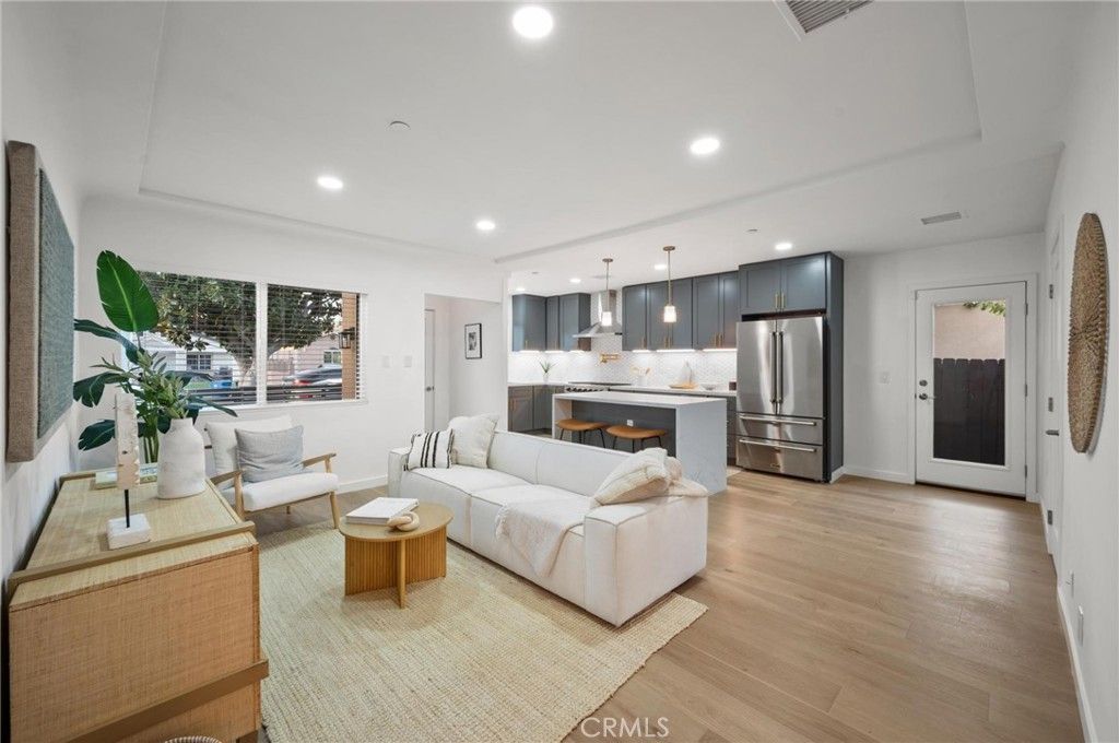 Photo of 14328 Emelita Street, Sherman Oaks, CA 91401 (MLS # SR25232228)