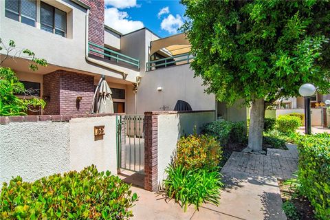 Photo of 18739 Hatteras Street #55, Tarzana, CA 91356 (MLS # SR26077030)