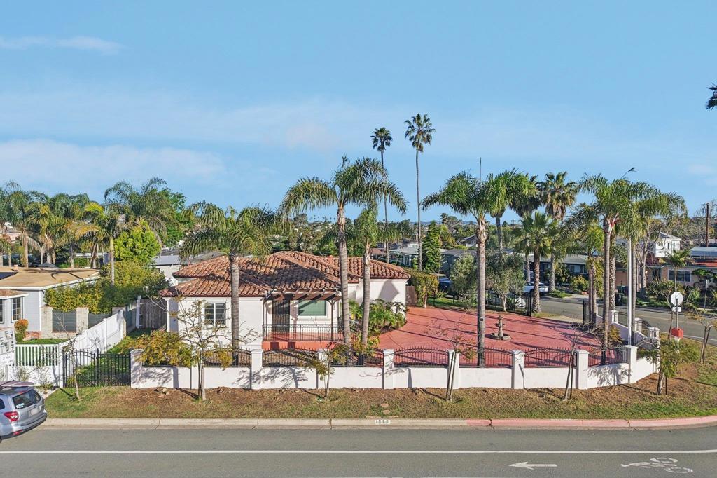 1590 Chatsworth Blvd