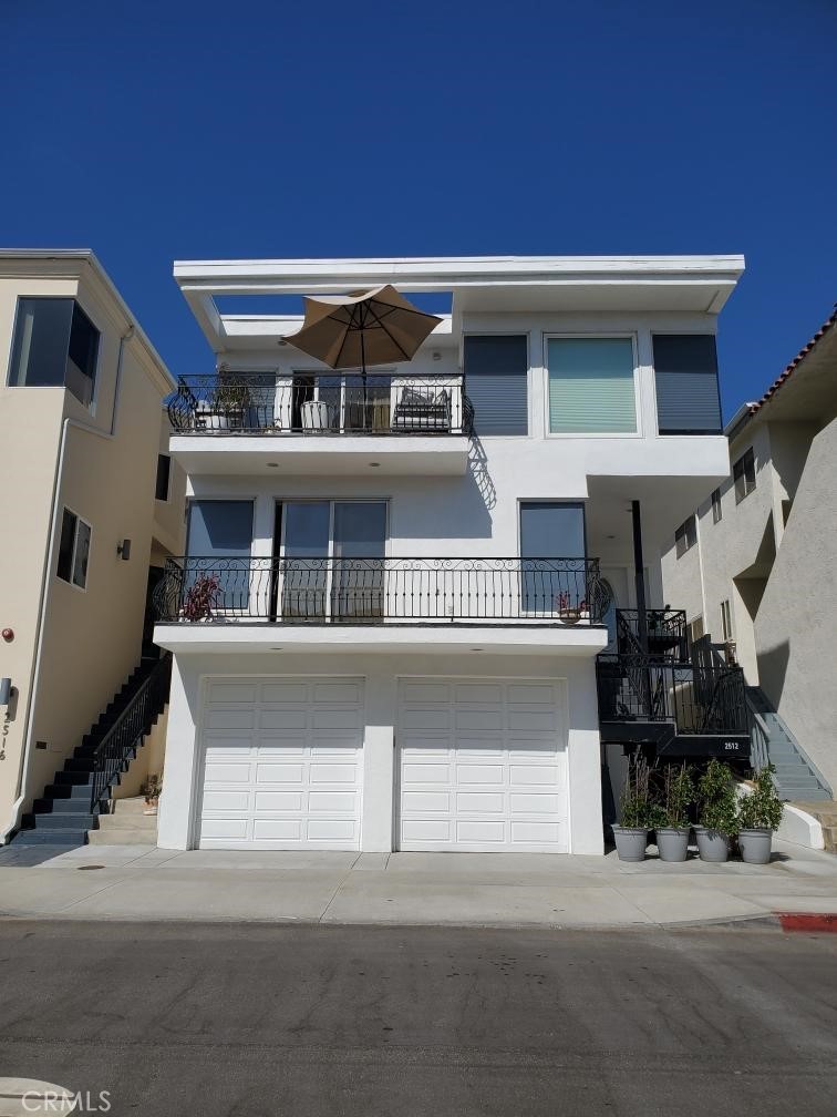 One block to the beach, three houses from Bruce’s, and fully equipped for everything from surfboards to wine bottles—this Manhattan Beach townhome is basically coastal living with a grin. This detached, freestanding rental ditches the power lines (utilities are underground) and brings the sunshine. A two-car garage with surf racks plus a converted third space/home office keeps both boards and Zoom calls happy. An outdoor surf shower waits for sandy feet, and three of the four bathrooms have been recently remodeled for when the ocean isn’t the only place you want to rinse off. The kitchen is a gourmet playground: six-burner Viking stove with griddle, Viking dishwasher, built-in refrigerator, wine cooler, and an island that seats six—perfect for family, friends, or whoever shows up after volleyball at Marine Avenue. The gas fireplace in the living room adds cozy contrast to all that sea breeze, and multiple living areas (TV room, dining room, den, office, beach room) mean everyone gets their space without stepping on each other’s sandy toes. Location nails it—surf and volleyball right out front, Junior Guards two blocks away, downtown and North Manhattan restaurants on either side, and Grand View Elementary within walking distance. From sunrise surf to sunset wine pours, this home nails the Manhattan Beach trifecta: style, comfort, and location. Rare rentals like this don’t just come along—they get scooped up faster than a parking spot on a Saturday morning.