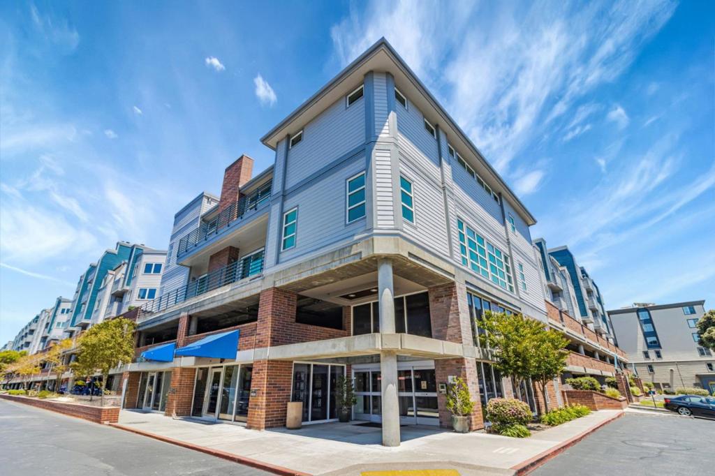 Welcome to your move-in ready home in Bridge-water Community, in the heart of Emeryville. This sought-after community offers many luxury amenities, such as front desk concierge, swimming pool, Jacuzzi, gym, dance yoga room, sauna massage room, office study area and a club house! This unit itself sits on the top floor, offers 2beds-2baths, brand new laminated flooring and a wood burning fireplace, which is a unit feature to the corner units. Located just 15 mins away from San Francisco and 10 mins away from UC Berkeley, super close to shopping, dining and easy freeway access, you will love how convenient everything is.