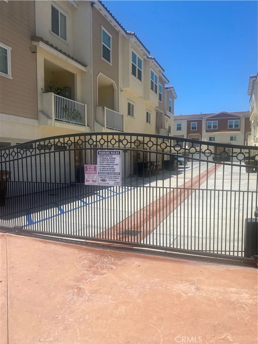 NEWER GATE CONSTRUCTION, DALE VILLAS, THREE (3) BEDROOMS  PLUS LOFT, 2.5 BATH ROOMS, WITH A FAMILY ROOM WITH GAS BURNING FIREPLACE, LARGE KITCKEN WITH GRANITE COUNTER TOPS, LAMINATE WOOD FLOORING THROUGHOUT. TWO ATTACHED GARAGE unit 112