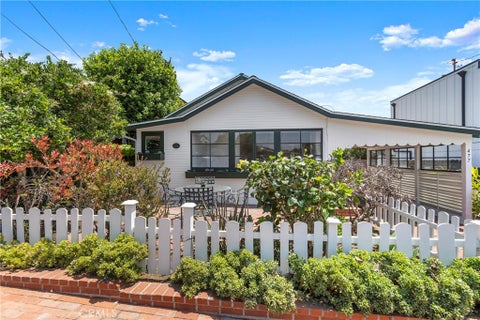 Photo of 477 Mountain Rd, Laguna Beach, CA 92651 (MLS # LG26029288)