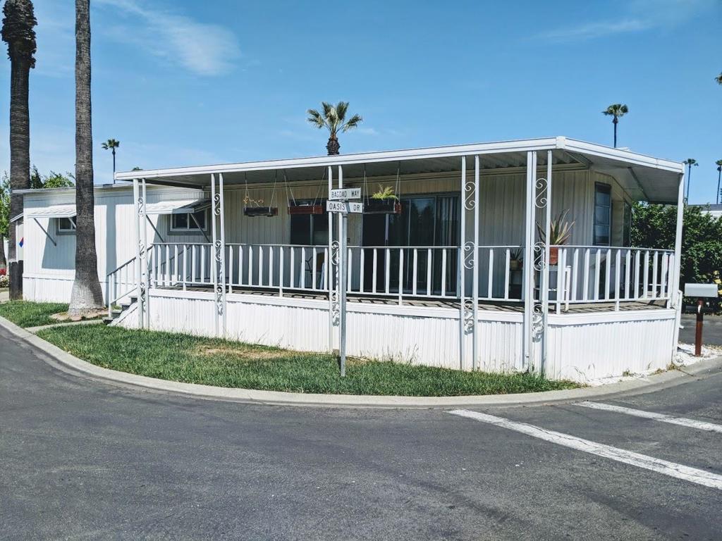 Nice starter home with 2 bedrooms and 2 bathrooms. Walking distance to community pool and club house. Must see!! Serial # 9293A/B