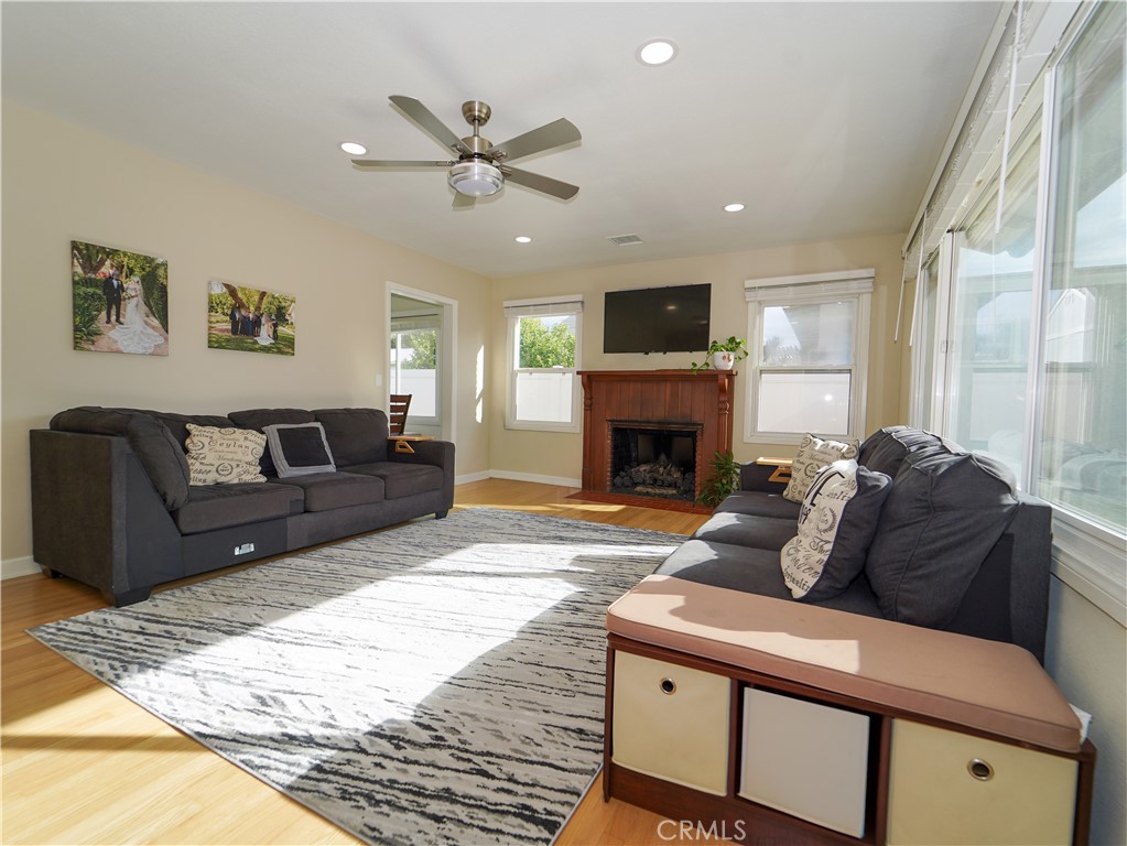 835 E Juanita