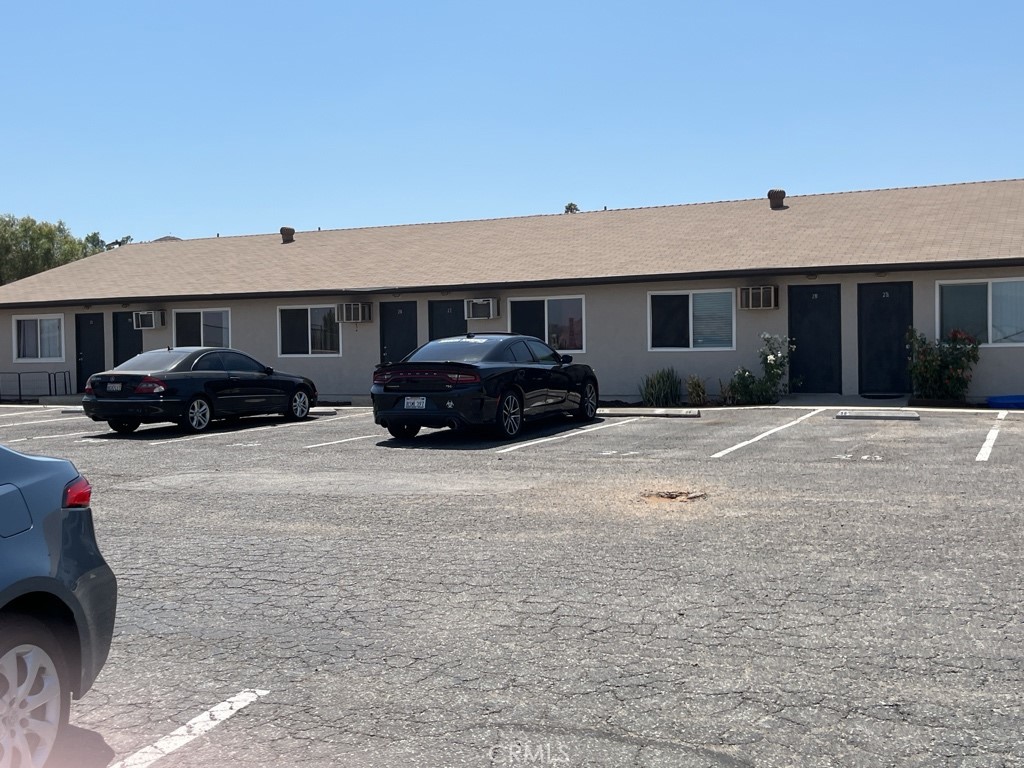 Welcome to our quaint studio apartment located in Jurupa Valley California! Located just off Mission Blvd. We are only a short walk from a Drive-In Theatre featuring hit films and delicious food truck options. Not only do we have the Drive-In but a brand new shopping center is being built just across the street. When you get home from a long day of work, school or play you never have to worry about parking as we have plenty of it. Your unit has been nicely updated and comes with an electric stove and a wall AC/heat unit. Just outside your door we have a space for you to create your gardening dreams and soak up the California sun. We hope to see you soon!