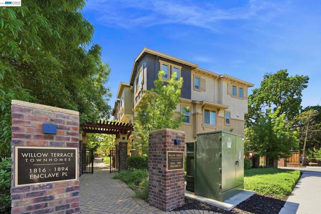 1820 Enclave Pl