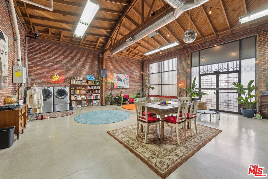 6215 S San Pedro Street