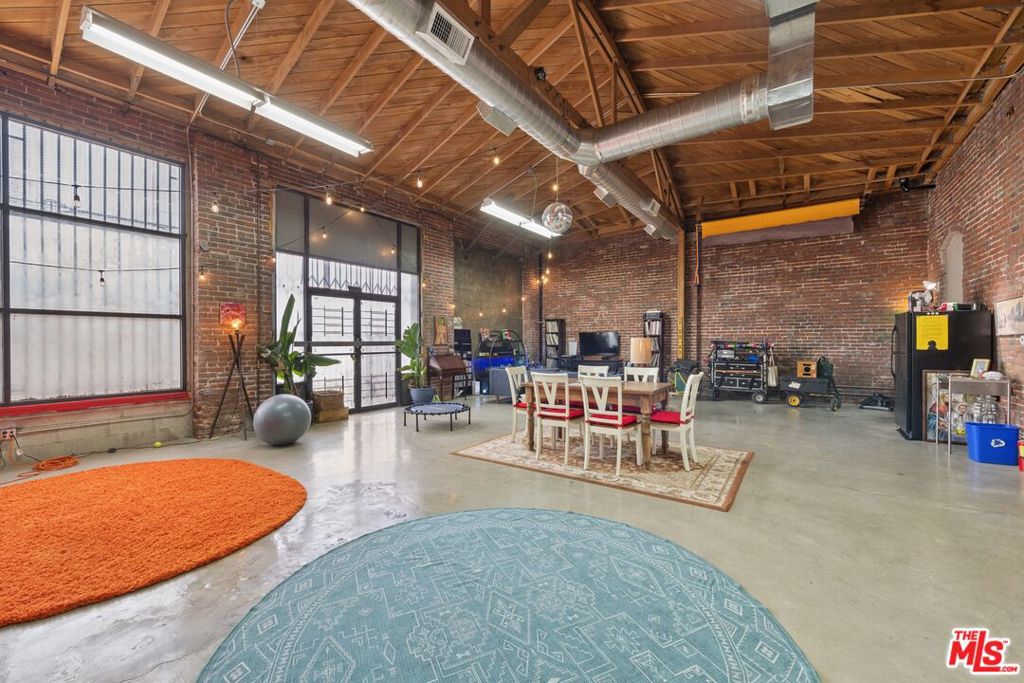 6215 S San Pedro Street