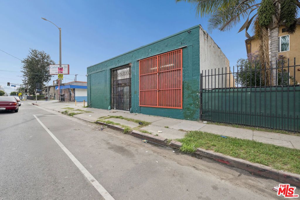 Photo of 6215 S San Pedro Street, Los Angeles, CA 90003 (MLS # 26663313)