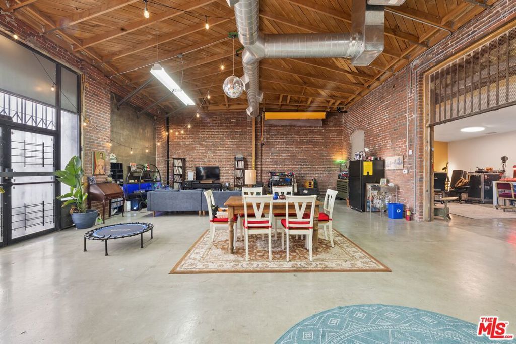 Photo of 6215 S San Pedro Street, Los Angeles, CA 90003 (MLS # 26663313)