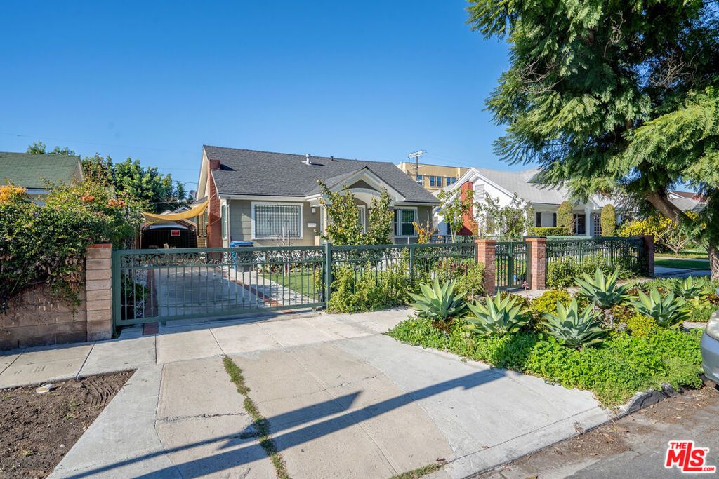 Photo of 1051 5th Avenue, Los Angeles, CA 90019 (MLS # 26634183)