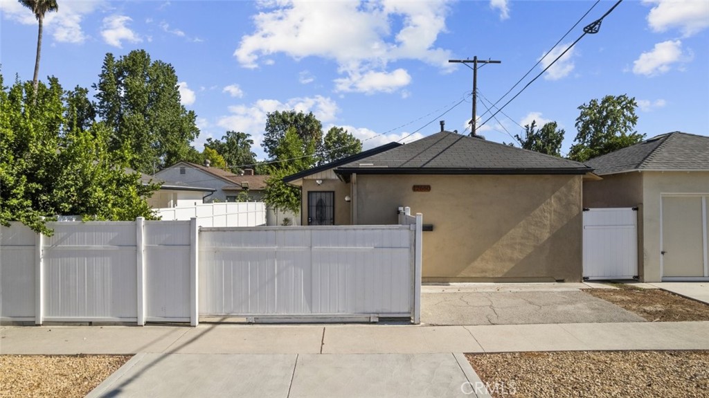 Charming and beautifully maintained, this ADU is located in one of North Hollywood's most desirable neighborhoods. Set behind a private gate, the property offers secure parking and a fully fenced outdoor area with white vinyl fencing, perfect for morning coffee, dining, or relaxing in your own space. Double-pane windows help with energy efficiency, and security cameras provide added peace of mind. A separate, dedicated storage area adds convenience.
Inside, you will find an open-concept living, dining, and kitchen area with tile flooring throughout. The kitchen features granite countertops, a tile backsplash, and a full suite of appliances, including a washer and dryer, stove, dishwasher, microwave, and exhaust fan. Recessed lighting and crown molding add a clean, modern feel to the space.
The bedroom includes laminate flooring, two closets, and a neutral color palette that suits any style. The full bathroom offers a walk-in shower, a granite single-sink vanity, tile floors, and recessed lighting. Central A/C and heating provide year-round comfort.
This is a rare leasing opportunity in a quiet North Hollywood pocket. Washer and dryer are included.