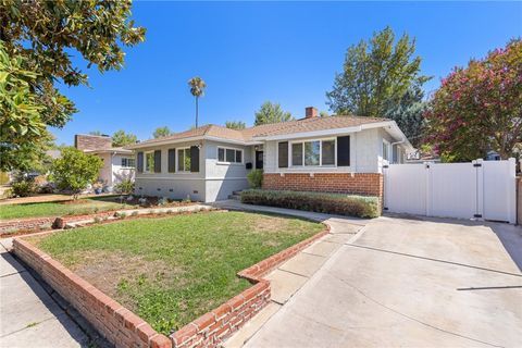 Photo of 19438 Calvert Street, Tarzana, CA 91335 (MLS # SR26086847)