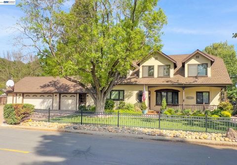 Photo of 1002 El Curtola Blvd Blvd, Lafayette, CA 94595 (MLS # 41130394)