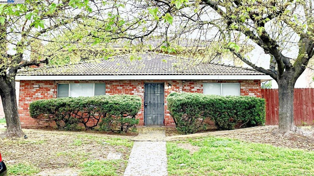 4-Plex opportunity located in the Spruce Manor development. Awesome commute access, close to local shopping and American River College.