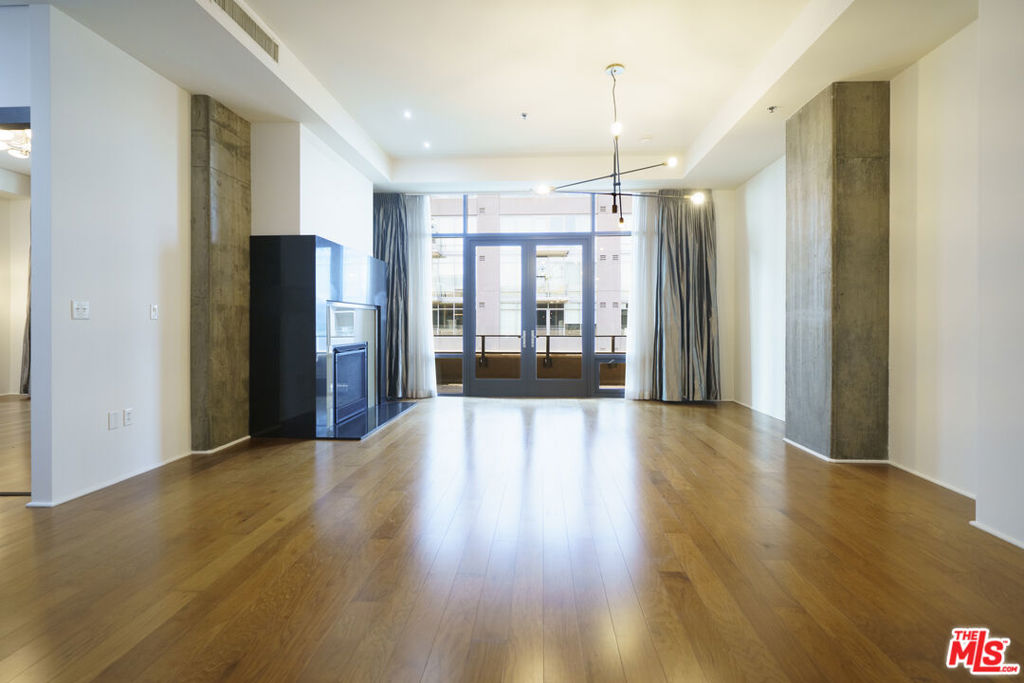 1111 S Grand Avenue PH3