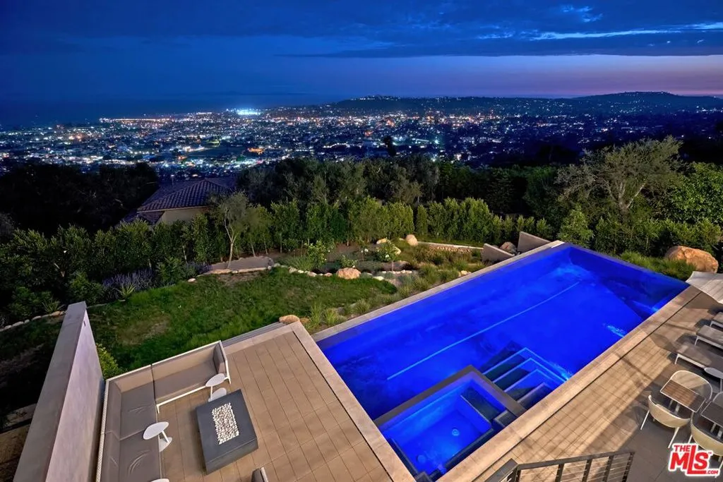 Santa Barbara, California 93103, United States, 4 Bedrooms Bedrooms, ,4 BathroomsBathrooms,Residential,Active,124105