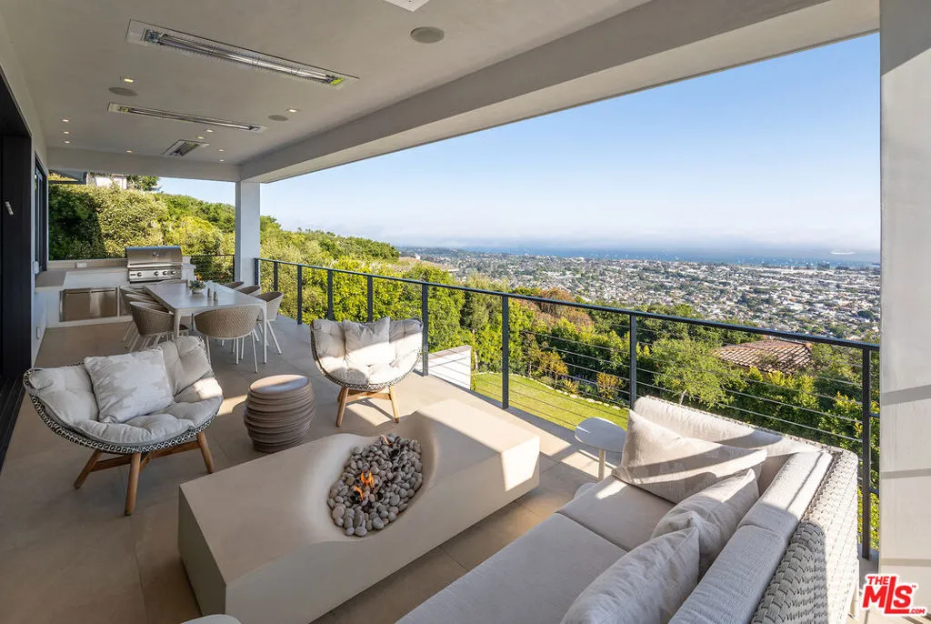 Santa Barbara, California 93103, United States, 4 Bedrooms Bedrooms, ,4 BathroomsBathrooms,Residential,Active,124105