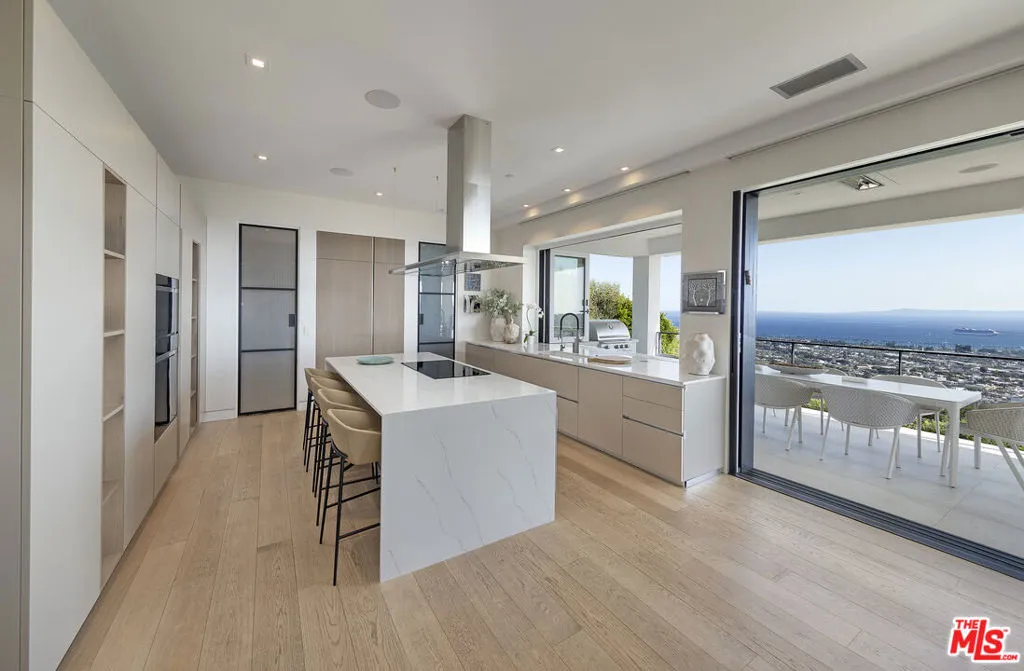 Santa Barbara, California 93103, United States, 4 Bedrooms Bedrooms, ,4 BathroomsBathrooms,Residential,Active,124105