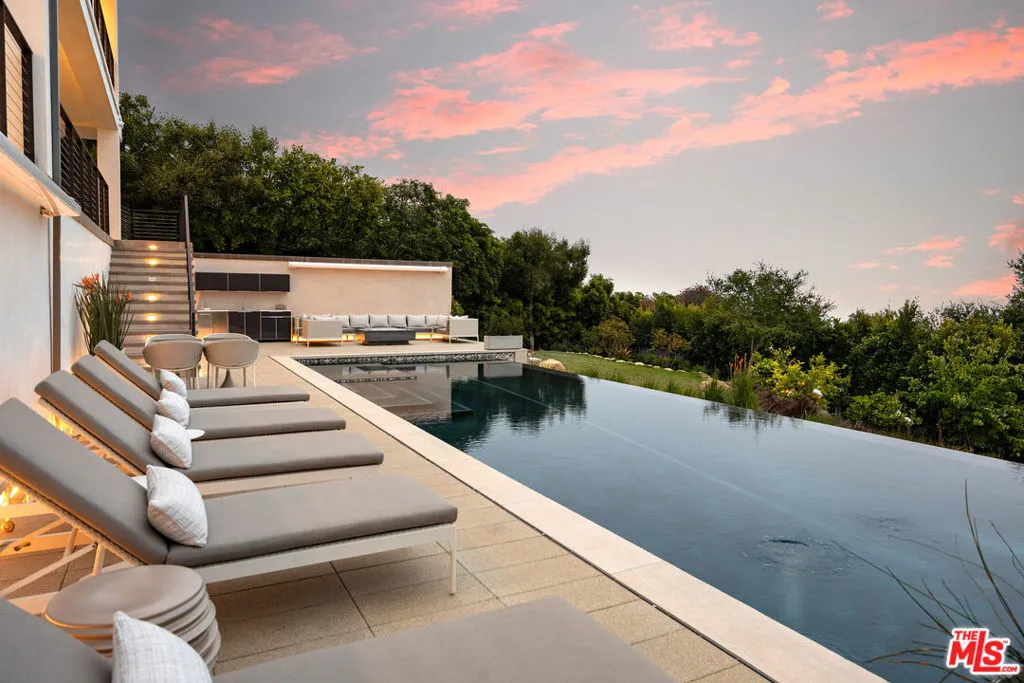 Santa Barbara, California 93103, United States, 4 Bedrooms Bedrooms, ,4 BathroomsBathrooms,Residential,Active,124105