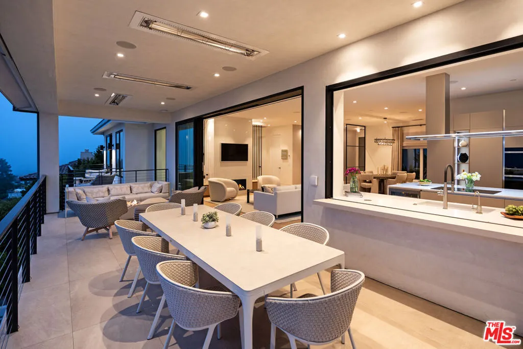 Santa Barbara, California 93103, United States, 4 Bedrooms Bedrooms, ,4 BathroomsBathrooms,Residential,Active,124105