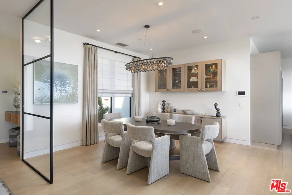 Santa Barbara, California 93103, United States, 4 Bedrooms Bedrooms, ,4 BathroomsBathrooms,Residential,Active,124105