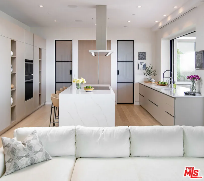 Santa Barbara, California 93103, United States, 4 Bedrooms Bedrooms, ,4 BathroomsBathrooms,Residential,Active,124105