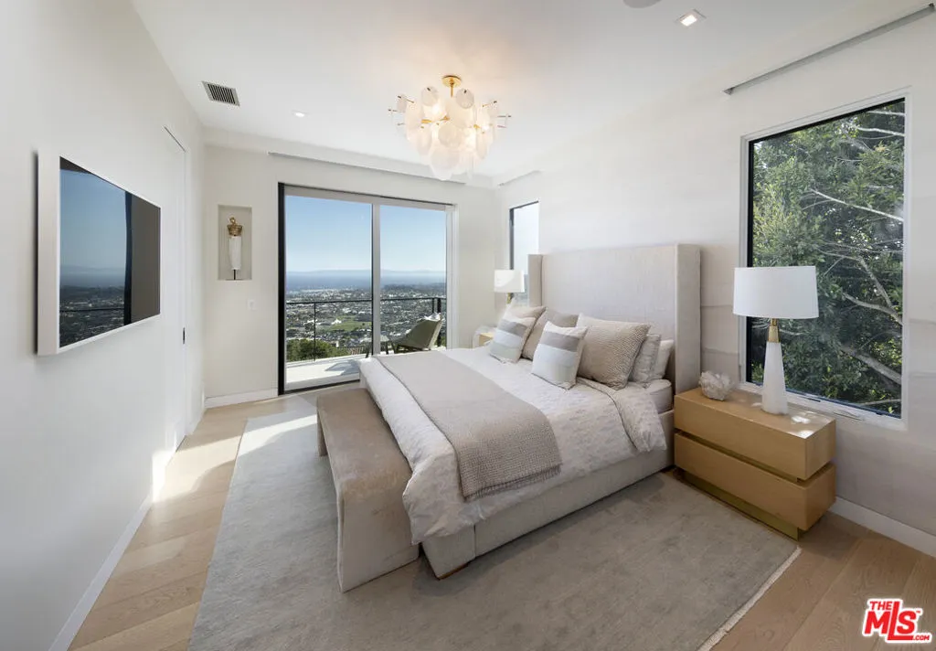 Santa Barbara, California 93103, United States, 4 Bedrooms Bedrooms, ,4 BathroomsBathrooms,Residential,Active,124105