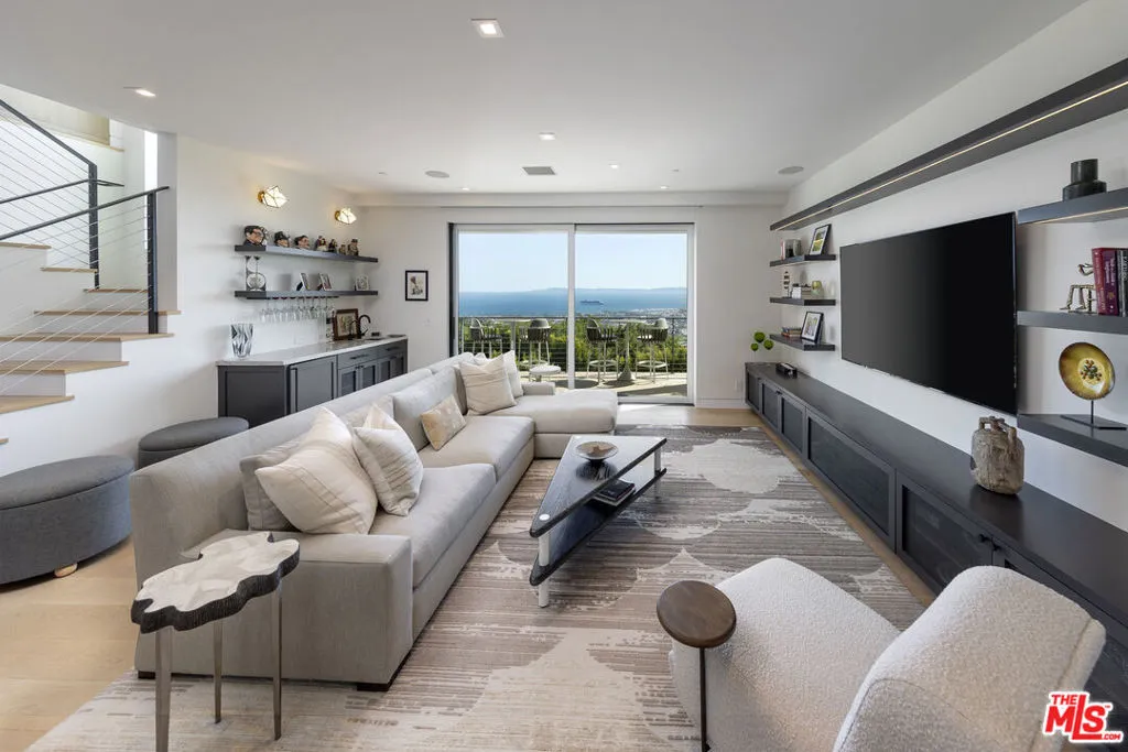 Santa Barbara, California 93103, United States, 4 Bedrooms Bedrooms, ,4 BathroomsBathrooms,Residential,Active,124105