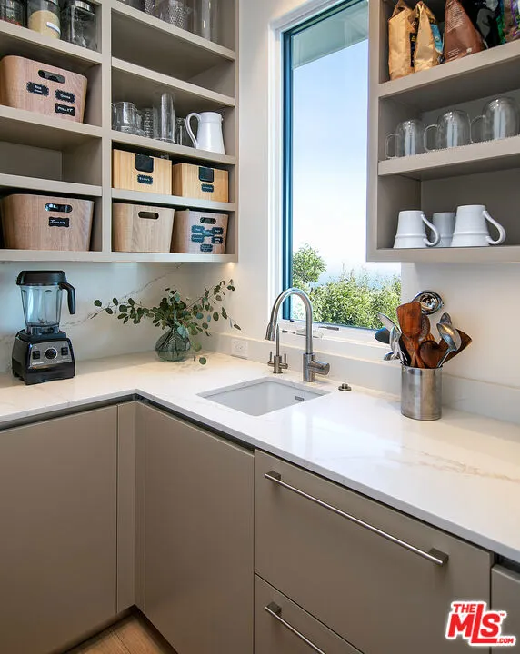 Santa Barbara, California 93103, United States, 4 Bedrooms Bedrooms, ,4 BathroomsBathrooms,Residential,Active,124105