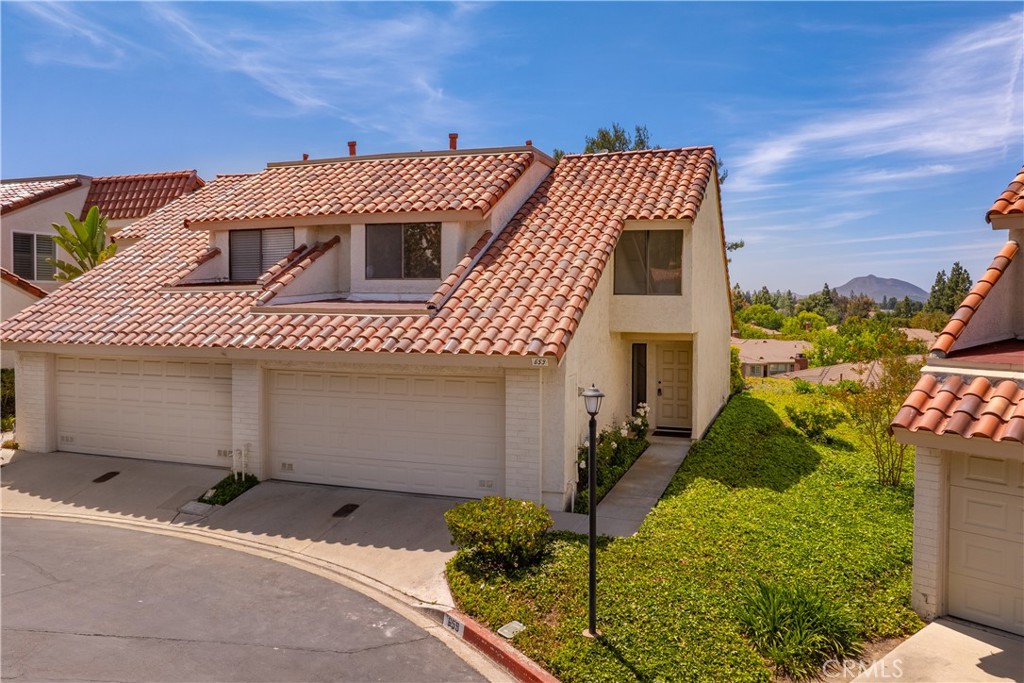 VIEWS! VIEWS! VIEWS! Welcome home to this beautifully remodeled, corner lot home nestled in the highly sought-after Green Meadows community of Newbury Park. With 3 spacious bedrooms, 2.5 bathrooms, and 1,439 square feet of thoughtfully designed living space, this home is the perfect blend of comfort, modern upgrades, and SPECTACULAR SUNSET VIEWS!
Step inside to a light-filled, open-concept layout enhanced by vaulted ceilings, recessed lighting, and brand-new wide-plank laminate flooring that flows seamlessly throughout the main level, staircase, all three bathrooms and the upstairs hallway. The inviting living area features high ceilings and a cozy fireplace with brick surround.
The fully remodeled kitchen is a showstopper, boasting sleek quartz countertops, white shaker cabinetry, subway tile backsplash, brand-new stainless steel appliances, and a desirable breakfast bar for a convenient, everyday dining experience. Enjoy cooking with style in this bright and functional space, illuminated by natural light from the golden sun hour! The kitchen effortlessly opens to the family/dining room and features a brand new sliding door to a spacious patio that showcases breathtaking views of the rolling hills—perfect for sunset dining or morning coffee.
All three bedrooms are upstairs, providing peaceful separation from the living areas. The primary suite includes a remodeled en-suite bathroom, featuring a brand new vanity, mirror, lighting and fixtures. The secondary bedrooms are spacious and share a nicely upgraded hallway bathroom featuring a brand new vanity, lighting, mirror and fixtures. The powder room is equally upgraded and offers stylish finishes with matte black fixtures, a brand new vanity, mirror and lighting.
Additional highlights and upgrades include: a 2-car attached garage with laundry hookups, new LED recessed lighting, freshly painted, upgraded baseboards, brand new carpet in all bedrooms, brand new Anlin windows & slider, newer HVAC system!
The Green Meadows community offers resort-style amenities including a sparkling pool, clubhouse, exterior maintenance, roof coverage, and fire & earthquake insurance, giving you peace of mind and a low-maintenance lifestyle.
Centrally located near parks, hiking trails, shops, dining, and award-winning schools, this turnkey home truly has it all. Don’t miss your chance to own one of the best view lots in the community.