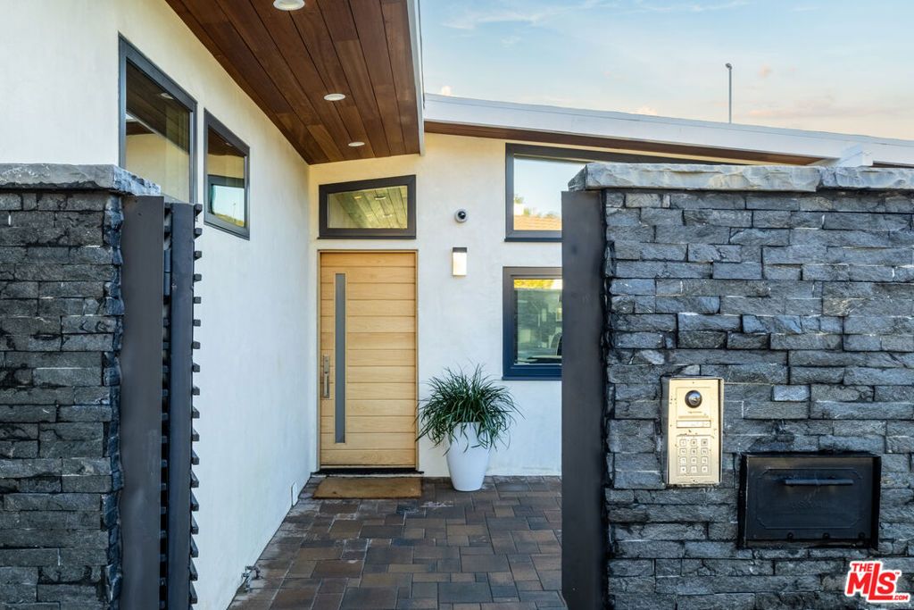 Photo of 2740 Nichols Canyon Road, Los Angeles, CA 90046 (MLS # 25585991)