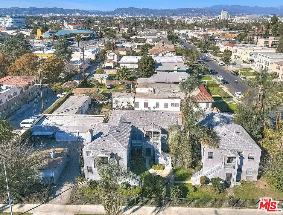 This charming 1 bed, 1 bath upstairs unit is available for lease in a prime Los Angeles location. This cozy unit is in a highly desirable, central area and is just minutes from Downtown, Hollywood, museums, and major city attractions and short distance to Venice Beach. Enjoy easy access to top restaurants, shops, and everything the LA lifestyle has to offer. Don't miss out, this one won't last long!