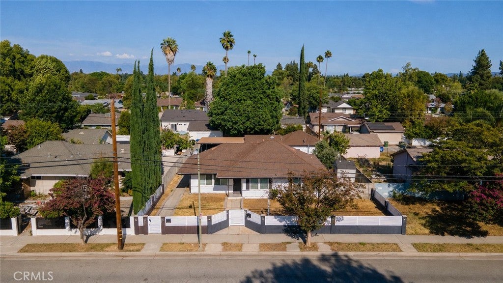 7840 7842 Woodlake Avenue