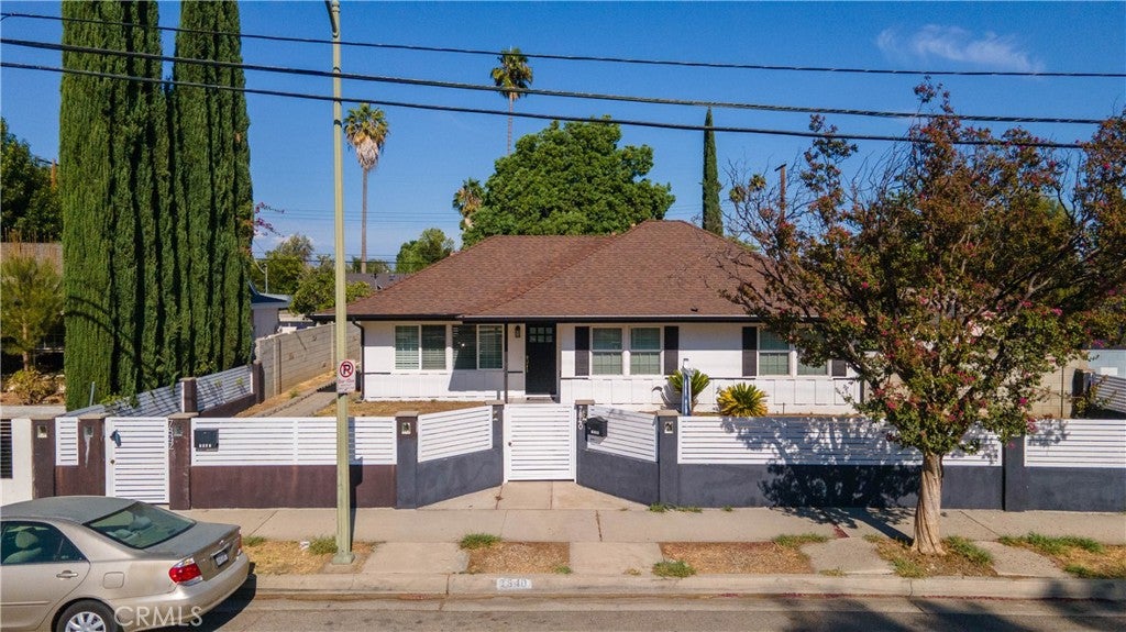 7840 7842 Woodlake Avenue