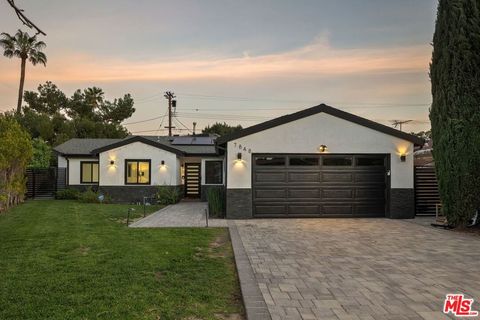 Photo of 7848 Melita Avenue, North Hollywood, CA 91605 (MLS # 26656587)