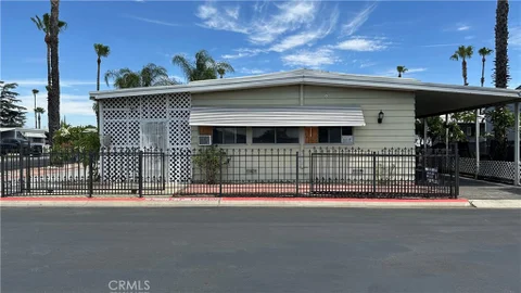 1025 S Riverside Avenue Unit 21, Rialto, CA 92376 - MLS#: IV26156547