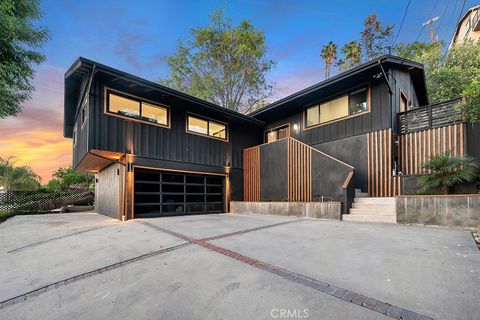 Photo of 5200 Don Pio Dr, Woodland Hills, CA 91364 (MLS # SR26046632)