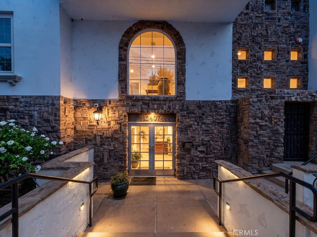 12407 Moorpark Street 104