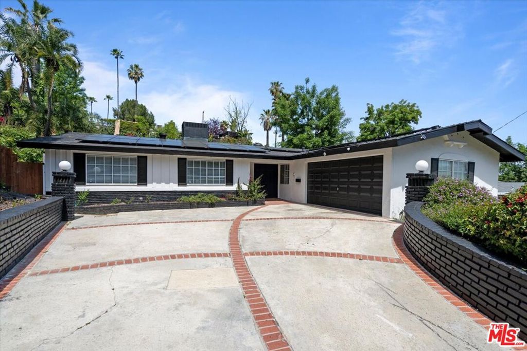 Photo of 20435 Miranda Street, Woodland Hills, CA 91367 (MLS # 25553703)