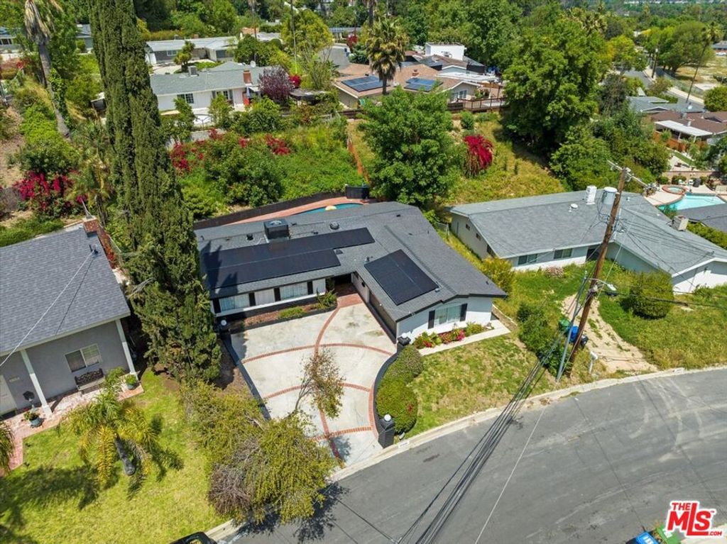 Photo of 20435 Miranda Street, Woodland Hills, CA 91367 (MLS # 25553703)