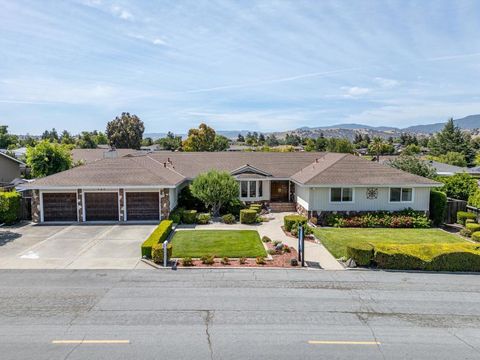 Photo of 747 Ridgemark Drive, Hollister, CA 95023 (MLS # ML82047987)
