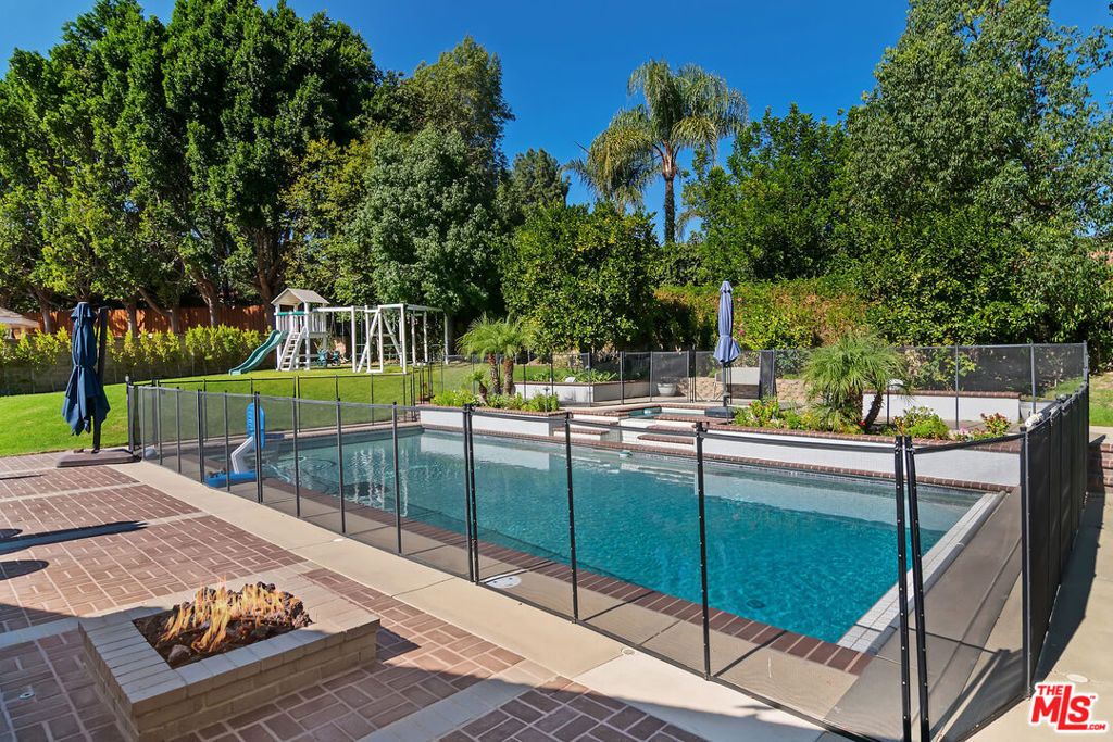 Photo of 20441 Tulsa Street, Chatsworth, CA 91311 (MLS # 25602945)